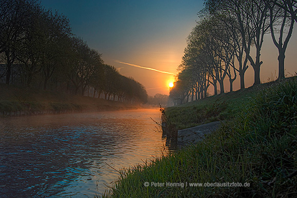 Foto von Peter Hennig PIXELWERKSTATT Sonnenaufgang über der Mandau bei Zittau in der Oberlausitz